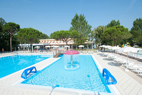 la piscina a fungo del villaggio turistico spiaggia romea per le vacanze delle famiglie con bambini a lido delle nazioni